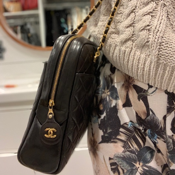 CHANEL Quilted Matelasse CC Logo Lambskin Tote - Picture 8 of 15